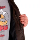 Chaqueta de estilo chore en color marrón oscuro con acabado encerado. Presenta cierre frontal completo con cremallera metálica, cuello camisero, bolsillos laterales y un bolsillo con cremallera en el pecho con detalle de logo de la marca.