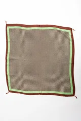 Bandana cuadrada de poliéster con patrón de micropuntos, borde verde claro y marco marrón.