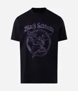 Remera de algodón color negro con estampado frontal de Black Sabbath en tonos violetas, de manga corta y cuello redondo.