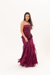 Pollera larga de microtul color magenta, totalmente forrada, de diseño fluido con volados que aportan movimiento y caída liviana.