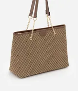 Bolsa shopper grande de marca Satinato, con estampa geométrica en tonos marrón y tostado. Cuenta con asas de hombro combinadas con tiras de cuero sintético y cadenas metálicas doradas. Incluye un parche frontal con el logo grabado.