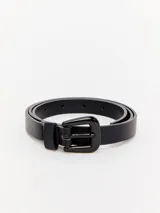 Cinturón fino color beige con hebilla metálica rectangular.