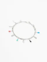 Pulsera plateada de doble cadena con dijes colgantes en forma de gota de colores rojo, azul, turquesa y negro.