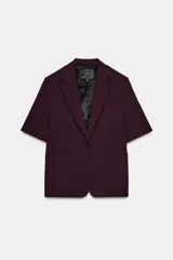 Blazer color bordó de la colección Zara Woman, con cuello solapa, manga corta, bolsillos de plastrón en el delantero y cierre frontal con un botón.