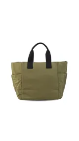 Cartera tipo tote de diseño capitoneado en color marrón claro, con doble asa de mano negra y bolsillos laterales. Presenta un diseño acolchado con líneas verticales en el frente y rombos en los laterales, e incluye una etiqueta decorativa con logo.