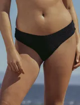 Bombacha de bikini de corte clásico con acabado brillante y textura sutilmente reluciente.