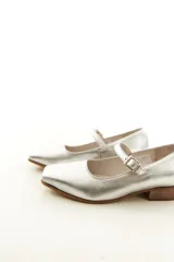 Zapato Mary Jane de cuero negro con punta cuadrada y tira del empeine ajustable con hebilla metálica.