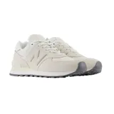 Championes New Balance modelo WL574RBL, color blanco hueso o crema, con detalles en blanco y suela bicolor. Presentan un upper combinado de gamuza y malla, y tecnología de amortiguación ENCAP en la entresuela.