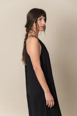 Enterito de crepe color negro, con diseño holgado, escote halter y breteles finos.