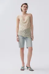 Top color crema de encaje con breteles finos y escote en V.