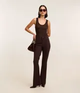 Pantalón acampanado de viscosa color marrón chocolate, con cintura alta, cierre frontal con botones y bolsillos traseros.