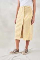 Falda midi de denim a rayas verticales amarillas y blancas, con abertura frontal y cierre con botones.