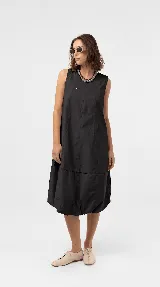 Vestido midi blanco sin mangas, de corte amplio y relajado con silueta evasé y escote redondo.