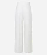 Pantalón wide leg de vestir color blanco, de tiro alto, con bolsillos delanteros con botón y pinzas delanteras.