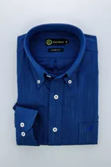 Camisa azul con cuello button down, de corte clásico y manga larga. Presenta un bolsillo en el pecho y logo bordado en el mismo color.