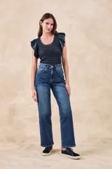 Top de punto calado color beige con brillo metalizado, escote redondo y mangas cortas con volados.