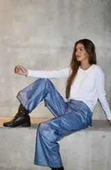 Pantalón cargo colorado de tela brillante con elástico en la cintura y bolsillos con solapa.