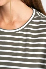 Remera de manga larga, corte al cuerpo, con cuello redondo. Presenta un patrón de rayas horizontales en color marrón óxido y azul marino.