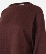 Suéter marrón de punto con textura diferenciada, cuello redondo y mangas abullonadas.