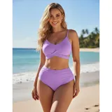 Bikini de dos piezas color fucsia. El top presenta un diseño cruzado en el frente con breteles finos ajustables, mientras que la bombacha es de tiro alto con detalle de frunces laterales.