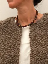 Collar artesanal corto con cuentas de piedras naturales facetadas en tonos tierra, marrones y verdes.