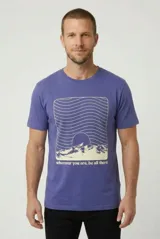 Remera de manga corta color violeta, con cuello redondo y estampa frontal en tono claro con diseño de paisaje y la frase 'wherever you are, be all there'.
