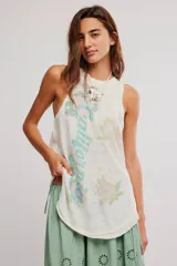 Musculosa blanca de algodón con acabado burnout, diseño sin mangas, espalda nadadora y estampa gráfica frontal con motivos florales y texto.