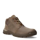 Botas de caña baja Caterpillar modelo Threshold Chukka, confeccionadas en cuero nobuk color marrón con cordones al tono. Presentan suela de goma robusta con relieve y logo de la marca grabado en el lateral y en la puntera.