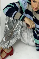 Pantalón parachute plateado con elástico en la cintura y tobillos.