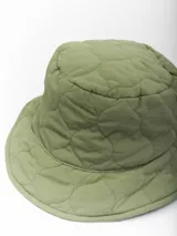 Gorro tipo bucket color verde militar, con diseño acolchado con costuras circulares.
