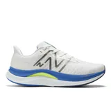 Championes de running New Balance FuelCell Propel v4, color blanco con detalles en azul y amarillo.