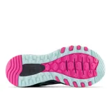 Championes de trail running New Balance 410 para mujer, color gris oscuro con detalles en negro, rosa y celeste.
