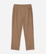 Pantalón deportivo de corte recto, color marrón, con cintura elástica y cordón de ajuste. Presenta bolsillos laterales con cierre y un diseño minimalista de tejido técnico.