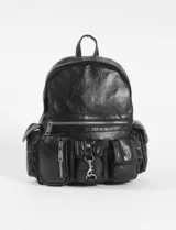 Mochila soft de cuero sintético color negro, con múltiples bolsillos frontales con cierre y solapa, y tiras regulables.