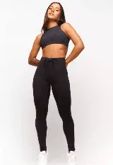 Calza negra de poliamida y elastano, con cintura alta y elástico interno.