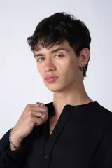 Camisa de lino color blanco con cuello mao y cierre frontal de botones. Presenta mangas largas con puños simples y un corte clásico.