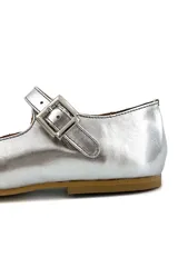 Zapato tipo Mary Jane plateado, 100% de cuero, con capellada, forro y plantilla de cuero. Ajuste con hebilla.
