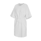 Vestido New Balance color gris melange, corte holgado, largo a la rodilla, con cuello redondo, mangas cortas y cintura ajustable con cordón.