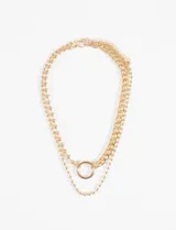 Collar choker dorado de doble cadena, una de eslabones gruesos y otra de bolitas, con aro colgante.