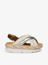 Sandalias de plataforma con tiras cruzadas de cuero color crema y plateado, con tira trasera ajustable marrón.