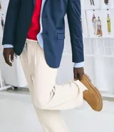 Zapato masculino tipo loafer color marrón, con suela track y puntera redonda. Confeccionado en cuero y camurça.