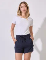 Short azul marino de algodón, marca Workshop. Pretina ancha elastizada con lazo de ajuste. Delantera y trasera con bolsillos.