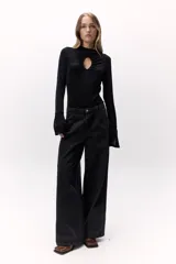 Body negro de manga larga y cuello alto, con una abertura en el pecho.