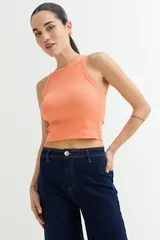 Musculosa negra corta, con cuello alto y corte ajustado.