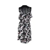 Vestido corto negro con estampado floral en tonos lila y rosa, breteles finos, escote con volados y lazo ajustable en la cintura.
