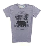 Remera gris topo con estampa vintage de un oso, pinos y la leyenda "American Vintage".