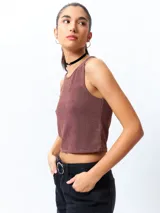 Top sin mangas, ajustado al cuerpo, color marrón rojizo con textura acanalada.