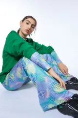 Pantalón oxford de lycra con estampado psicodélico en tonos celeste, lila, amarillo y verde.