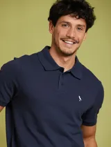 Remera polo salmón de corte regular, confeccionada en algodón. Presenta cuello clásico con botones y logo bordado en el pecho.