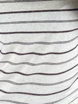 Remera de algodón con rayas horizontales en tonos rosa, blanco, beige y borgoña.